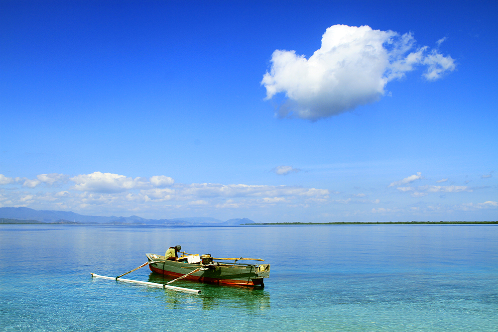 Sumbawa berada di indonesia bagian Tengah, antara Bali, Lombok dan Pulau Komodo , Labuhan Bajo